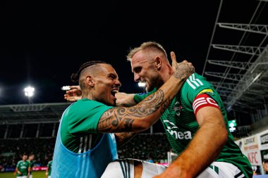 Maurides ve Jan Grzesik, Radomiak Radom ve Pogon Szczecin (Maciej Rogowski) takımları arasındaki PKO BP Ekstraklasa maçında gol attıktan sonra kutlama yaparken görüldü.)