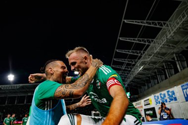 Maurides ve Jan Grzesik, Radomiak Radom ve Pogon Szczecin (Maciej Rogowski) takımları arasındaki PKO BP Ekstraklasa maçında gol attıktan sonra kutlama yaparken görüldü.)