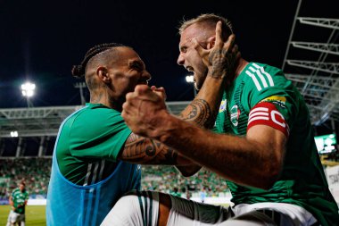 Maurides ve Jan Grzesik, Radomiak Radom ve Pogon Szczecin (Maciej Rogowski) takımları arasındaki PKO BP Ekstraklasa maçında gol attıktan sonra kutlama yaparken görüldü.)