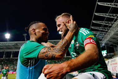 Maurides ve Jan Grzesik, Radomiak Radom ve Pogon Szczecin (Maciej Rogowski) takımları arasındaki PKO BP Ekstraklasa maçında gol attıktan sonra kutlama yaparken görüldü.)