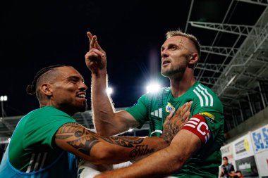 Maurides ve Jan Grzesik, Radomiak Radom ve Pogon Szczecin (Maciej Rogowski) takımları arasındaki PKO BP Ekstraklasa maçında gol attıktan sonra kutlama yaparken görüldü.)