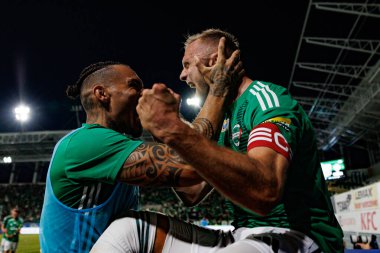 Maurides ve Jan Grzesik, Radomiak Radom ve Pogon Szczecin (Maciej Rogowski) takımları arasındaki PKO BP Ekstraklasa maçında gol attıktan sonra kutlama yaparken görüldü.)