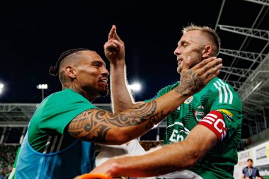 Maurides ve Jan Grzesik, Radomiak Radom ve Pogon Szczecin (Maciej Rogowski) takımları arasındaki PKO BP Ekstraklasa maçında gol attıktan sonra kutlama yaparken görüldü.)