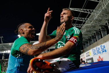 Maurides ve Jan Grzesik, Radomiak Radom ve Pogon Szczecin (Maciej Rogowski) takımları arasındaki PKO BP Ekstraklasa maçında gol attıktan sonra kutlama yaparken görüldü.)