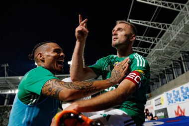 Maurides ve Jan Grzesik, Radomiak Radom ve Pogon Szczecin (Maciej Rogowski) takımları arasındaki PKO BP Ekstraklasa maçında gol attıktan sonra kutlama yaparken görüldü.)