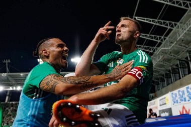 Maurides ve Jan Grzesik, Radomiak Radom ve Pogon Szczecin (Maciej Rogowski) takımları arasındaki PKO BP Ekstraklasa maçında gol attıktan sonra kutlama yaparken görüldü.)