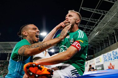 Maurides ve Jan Grzesik, Radomiak Radom ve Pogon Szczecin (Maciej Rogowski) takımları arasındaki PKO BP Ekstraklasa maçında gol attıktan sonra kutlama yaparken görüldü.)