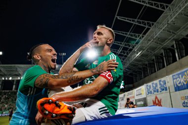 Maurides ve Jan Grzesik, Radomiak Radom ve Pogon Szczecin (Maciej Rogowski) takımları arasındaki PKO BP Ekstraklasa maçında gol attıktan sonra kutlama yaparken görüldü.)