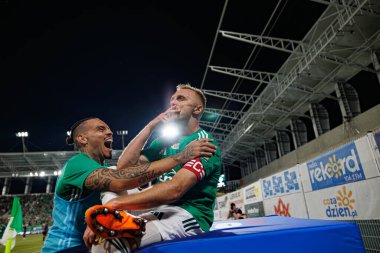 Maurides ve Jan Grzesik, Radomiak Radom ve Pogon Szczecin (Maciej Rogowski) takımları arasındaki PKO BP Ekstraklasa maçında gol attıktan sonra kutlama yaparken görüldü.)