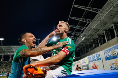 Maurides ve Jan Grzesik, Radomiak Radom ve Pogon Szczecin (Maciej Rogowski) takımları arasındaki PKO BP Ekstraklasa maçında gol attıktan sonra kutlama yaparken görüldü.)