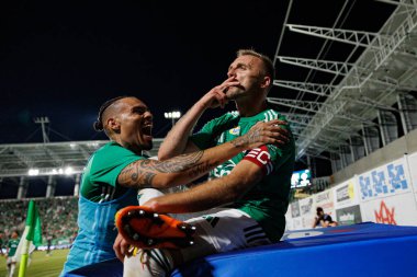 Maurides ve Jan Grzesik, Radomiak Radom ve Pogon Szczecin (Maciej Rogowski) takımları arasındaki PKO BP Ekstraklasa maçında gol attıktan sonra kutlama yaparken görüldü.)