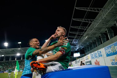 Maurides ve Jan Grzesik, Radomiak Radom ve Pogon Szczecin (Maciej Rogowski) takımları arasındaki PKO BP Ekstraklasa maçında gol attıktan sonra kutlama yaparken görüldü.)