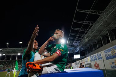 Maurides ve Jan Grzesik, Radomiak Radom ve Pogon Szczecin (Maciej Rogowski) takımları arasındaki PKO BP Ekstraklasa maçında gol attıktan sonra kutlama yaparken görüldü.)