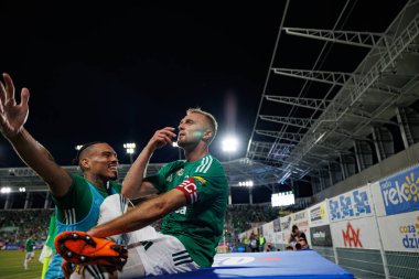 Maurides ve Jan Grzesik, Radomiak Radom ve Pogon Szczecin (Maciej Rogowski) takımları arasındaki PKO BP Ekstraklasa maçında gol attıktan sonra kutlama yaparken görüldü.)