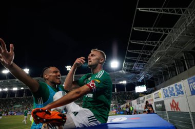 Maurides ve Jan Grzesik, Radomiak Radom ve Pogon Szczecin (Maciej Rogowski) takımları arasındaki PKO BP Ekstraklasa maçında gol attıktan sonra kutlama yaparken görüldü.)