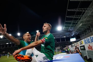 Maurides ve Jan Grzesik, Radomiak Radom ve Pogon Szczecin (Maciej Rogowski) takımları arasındaki PKO BP Ekstraklasa maçında gol attıktan sonra kutlama yaparken görüldü.)