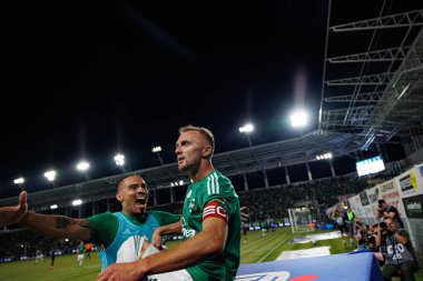 Maurides ve Jan Grzesik, Radomiak Radom ve Pogon Szczecin (Maciej Rogowski) takımları arasındaki PKO BP Ekstraklasa maçında gol attıktan sonra kutlama yaparken görüldü.)