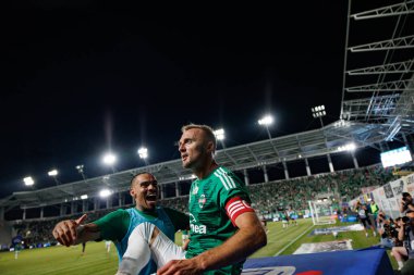 Maurides ve Jan Grzesik, Radomiak Radom ve Pogon Szczecin (Maciej Rogowski) takımları arasındaki PKO BP Ekstraklasa maçında gol attıktan sonra kutlama yaparken görüldü.)