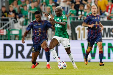 Radomiak Radom ve Pogon Szczecin (Maciej Rogowski) takımları arasındaki PKO BP Ekstraklasa maçı sırasında Paul Mukairu ve Capita Capemba)