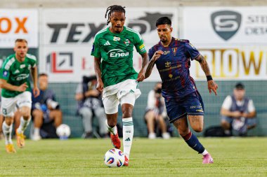 Radomiak Radom ve Pogon Szczecin (Maciej Rogowski) takımları arasındaki PKO BP Ekstraklasa maçı sırasında Vasco Lopes ve Leo Borges)