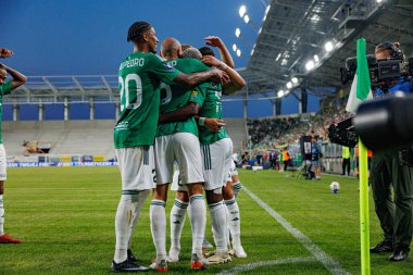 Radomiak oyuncuları, Radomiak Radom ve Pogon Szczecin (Maciej Rogowski) takımları arasındaki PKO BP Ekstraklasa maçında Capita Capemba 'dan gol üstüne gol atarken görüldü.)