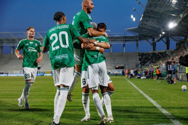 Radomiak oyuncuları, Radomiak Radom ve Pogon Szczecin (Maciej Rogowski) takımları arasındaki PKO BP Ekstraklasa maçında Capita Capemba 'dan gol üstüne gol atarken görüldü.)