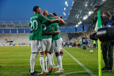 Radomiak oyuncuları, Radomiak Radom ve Pogon Szczecin (Maciej Rogowski) takımları arasındaki PKO BP Ekstraklasa maçında Capita Capemba 'dan gol üstüne gol atarken görüldü.)