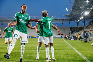 Joao Pedro, Bruno Jordao ve Capita Capemba, Radomiak Radom ve Pogon Szczecin (Maciej Rogowski) takımları arasındaki PKO BP Ekstraklasa maçında gol attıktan sonra kutlama yaparken görüldü.)