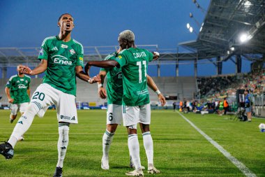 Joao Pedro, Bruno Jordao ve Capita Capemba, Radomiak Radom ve Pogon Szczecin (Maciej Rogowski) takımları arasındaki PKO BP Ekstraklasa maçında gol attıktan sonra kutlama yaparken görüldü.)