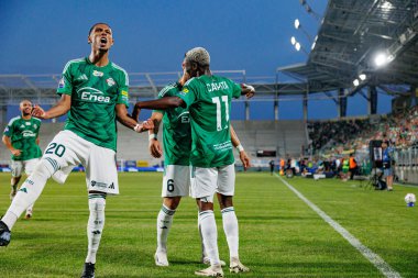 Joao Pedro, Bruno Jordao ve Capita Capemba, Radomiak Radom ve Pogon Szczecin (Maciej Rogowski) takımları arasındaki PKO BP Ekstraklasa maçında gol attıktan sonra kutlama yaparken görüldü.)