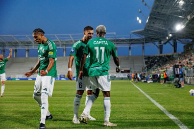 Joao Pedro, Bruno Jordao ve Capita Capemba, Radomiak Radom ve Pogon Szczecin (Maciej Rogowski) takımları arasındaki PKO BP Ekstraklasa maçında gol attıktan sonra kutlama yaparken görüldü.)