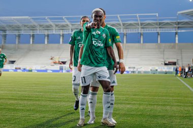 Capita Capemba, PKO BP Ekstraklasa maçında Radomiak Radom ve Pogon Szczecin (Maciej Rogowski) takımları arasında attığı golü kutlarken görülüyor.)