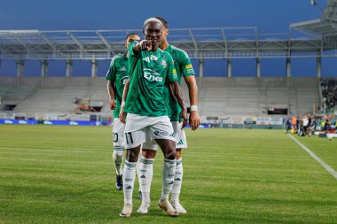 Capita Capemba, PKO BP Ekstraklasa maçında Radomiak Radom ve Pogon Szczecin (Maciej Rogowski) takımları arasında attığı golü kutlarken görülüyor.)