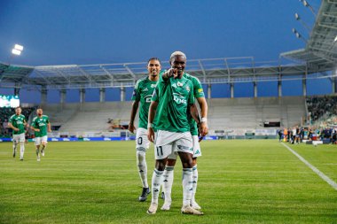 Capita Capemba, PKO BP Ekstraklasa maçında Radomiak Radom ve Pogon Szczecin (Maciej Rogowski) takımları arasında attığı golü kutlarken görülüyor.)