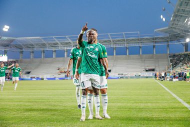 Capita Capemba, PKO BP Ekstraklasa maçında Radomiak Radom ve Pogon Szczecin (Maciej Rogowski) takımları arasında attığı golü kutlarken görülüyor.)