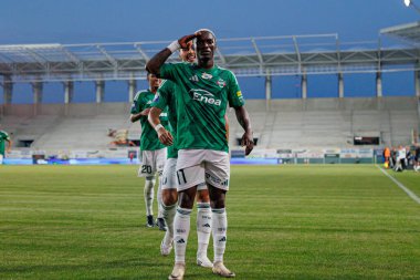 Capita Capemba, PKO BP Ekstraklasa maçında Radomiak Radom ve Pogon Szczecin (Maciej Rogowski) takımları arasında attığı golü kutlarken görülüyor.)