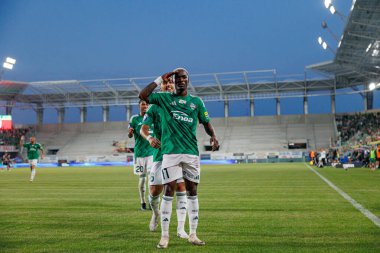 Capita Capemba, PKO BP Ekstraklasa maçında Radomiak Radom ve Pogon Szczecin (Maciej Rogowski) takımları arasında attığı golü kutlarken görülüyor.)