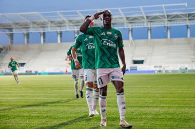 Capita Capemba, PKO BP Ekstraklasa maçında Radomiak Radom ve Pogon Szczecin (Maciej Rogowski) takımları arasında attığı golü kutlarken görülüyor.)