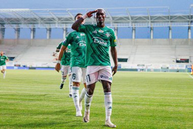 Capita Capemba, PKO BP Ekstraklasa maçında Radomiak Radom ve Pogon Szczecin (Maciej Rogowski) takımları arasında attığı golü kutlarken görülüyor.)