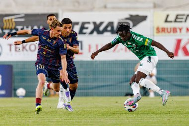 Adrian Przyborek ve Abdoul Tapsoba PKO BP Ekstraklasa maçı sırasında Radomiak Radom ve Pogon Szczecin (Maciej Rogowski)
