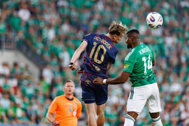 Adrian Przyborek ve Steve Kingue PKO BP Ekstraklasa maçı sırasında Radomiak Radom ve Pogon Szczecin (Maciej Rogowski)