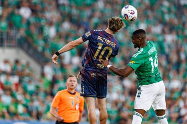 Adrian Przyborek ve Steve Kingue PKO BP Ekstraklasa maçı sırasında Radomiak Radom ve Pogon Szczecin (Maciej Rogowski)