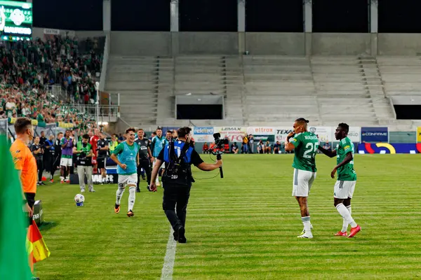 Maurides, Radomiak Radom ve Pogon Szczecin (Maciej Rogowski) takımları arasındaki PKO BP Ekstraklasa maçında gol attıktan sonra kutlarken görülüyor.)