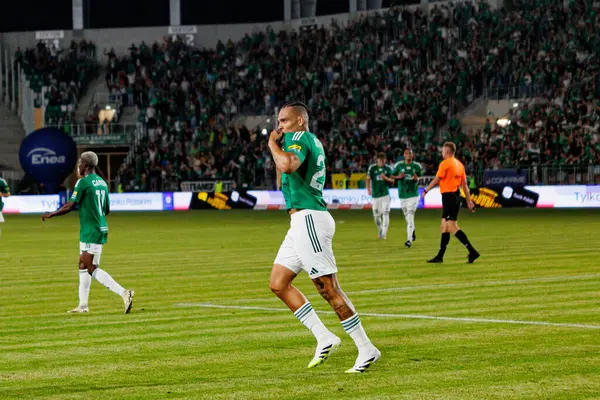 Maurides, Radomiak Radom ve Pogon Szczecin (Maciej Rogowski) takımları arasındaki PKO BP Ekstraklasa maçında gol attıktan sonra kutlarken görülüyor.)