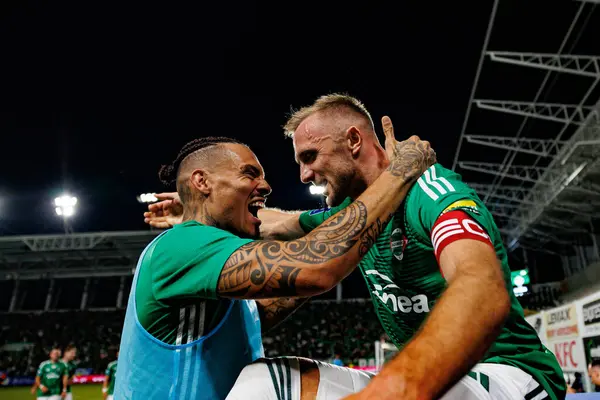 Maurides ve Jan Grzesik, Radomiak Radom ve Pogon Szczecin (Maciej Rogowski) takımları arasındaki PKO BP Ekstraklasa maçında gol attıktan sonra kutlama yaparken görüldü.)