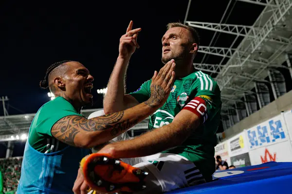 Maurides ve Jan Grzesik, Radomiak Radom ve Pogon Szczecin (Maciej Rogowski) takımları arasındaki PKO BP Ekstraklasa maçında gol attıktan sonra kutlama yaparken görüldü.)