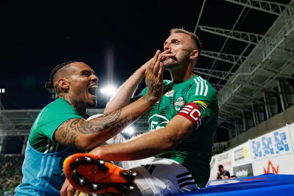 Maurides ve Jan Grzesik, Radomiak Radom ve Pogon Szczecin (Maciej Rogowski) takımları arasındaki PKO BP Ekstraklasa maçında gol attıktan sonra kutlama yaparken görüldü.)