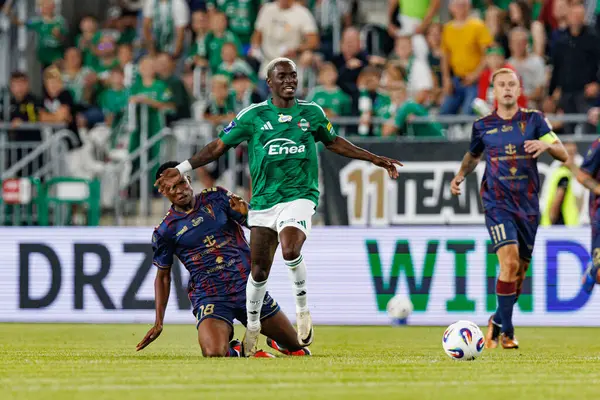 Radomiak Radom ve Pogon Szczecin (Maciej Rogowski) takımları arasındaki PKO BP Ekstraklasa maçı sırasında Paul Mukairu ve Capita Capemba)