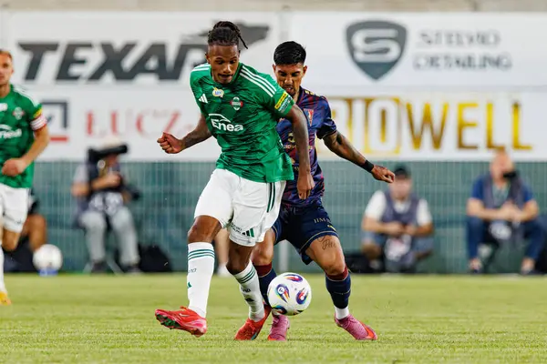 Radomiak Radom ve Pogon Szczecin (Maciej Rogowski) takımları arasındaki PKO BP Ekstraklasa maçı sırasında Vasco Lopes ve Leo Borges)