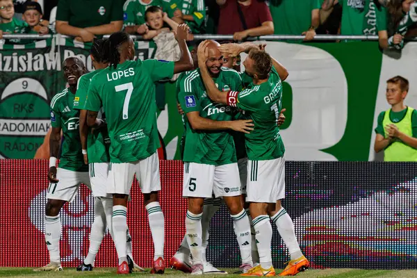 Radomiak oyuncuları, Radomiak Radom ve Pogon Szczecin (Maciej Rogowski) takımları arasında oynanan PKO BP Ekstraklasa maçında Jeremy Blasco 'dan gol üstüne gol atarken görüldü.)